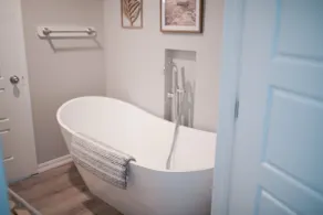 Charming and Private Birch Cottage - Image 4