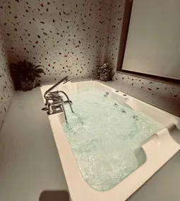 Leen Stays - Luxury 1bhk with Jacuzzi! - Image 4