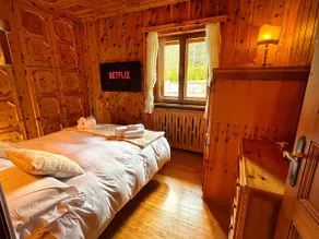 Exclusive Central Chalet: 5 min to the Slopes & Garage - Image 3
