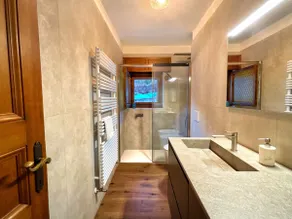 Exclusive Central Chalet: 5 min to the Slopes & Garage - Image 4