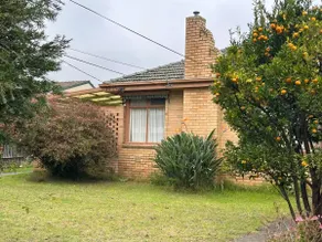 5BR Family Home | Walk to Train | Free Parking - Image 2