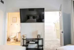 Modern ATL oasis with free parking - Image 3