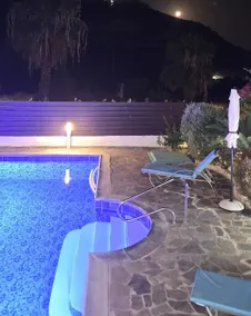 Luxusvilla mit privatem Pool, gepflegtem Garten und Meerblick - Image 3