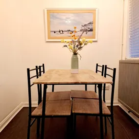 Cozy 2BR Home Leeds Free Parking & Wifi Pets Welcome - Image 3
