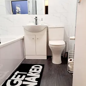 Cozy 2BR Home Leeds Free Parking & Wifi Pets Welcome - Image 5