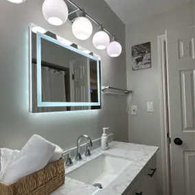 Charming & Modern 2 BR Home, Convenient Location! - Image 5