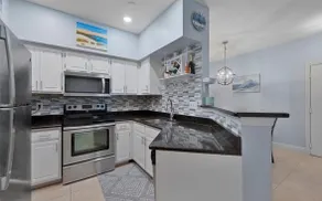 Great location! 2bed/2bath condo - Image 2