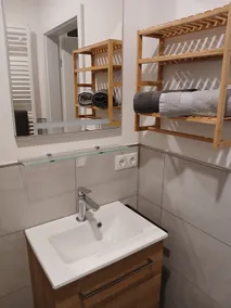 Modern mini room near the city, self check-in, parking - Image 4