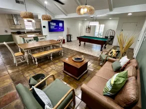 Central HOU, 10 Beds 16+ppl, Heated Pool w Sunroom - Image 5