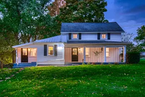 Modern style farmhouse, huge backyard, pond & barn - Image 2