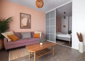 Serene Central Apartment with Queen Bed - Image 2