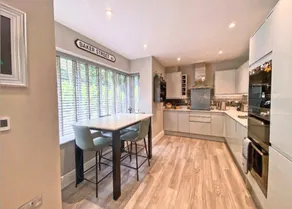 Foreman Manor Near London & Guildford 3 Bed 3 Bath - Image 4