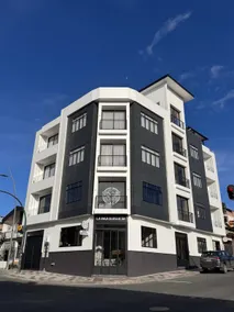 Modern apartment in downtown Loja. - Image 4
