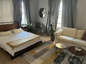 Stylish apt in a 1938 building with parking - Image 4