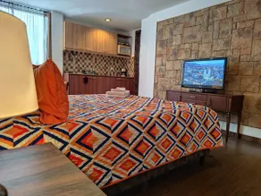 Centrally-located Independent Studio Suite with Breakfast - Image 4