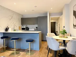 Stunning City Centre Duplex with Free Parking - Image 3