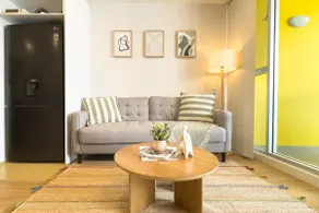 Luxe City Stay: Free Parking, Spa&Pool - Image 5