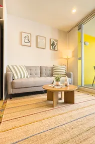 Luxe City Stay: Free Parking, Spa&Pool - Image 3
