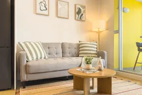 Luxe City Stay: Free Parking, Spa&Pool - Image 4