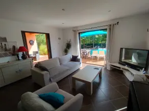 Fully fenced house for 8 people - Image 2