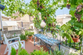 Bohemian apartment with internal balcony - Image 4