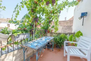 Bohemian apartment with internal balcony - Image 5