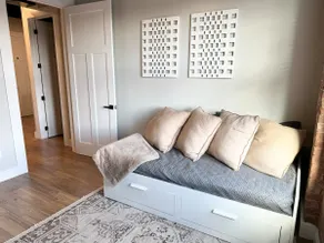 Luxe 2KBR Apt w/ Electric Fireplace · By KeenStays - Image 5
