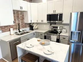 Luxe 2KBR Apt w/ Electric Fireplace · By KeenStays - Image 2