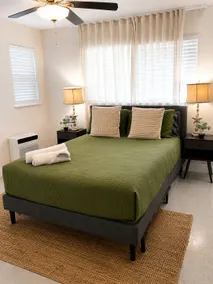Spacious Family Stay • Sleeps 6 • Parking - Image 2