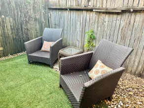 Spacious Family Stay • Sleeps 6 • Parking - Image 3