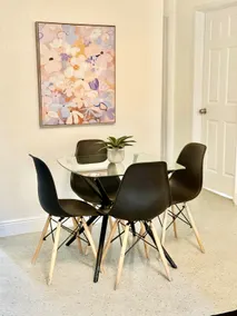 Spacious Family Stay • Sleeps 6 • Parking - Image 4