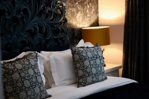 THE KNIGHTWOOD OAK a Luxury King Size Bed -En-Suite Space - LYMINGTON NEW FOREST with Private Entrance - Key Box entry-Free Parking & Private Outdoor Seating Area -Full Fibre WiFi -Town ,Shops , Pubs & Solent Way Walking Distance & Complimentary Breakfast - Image 2