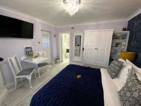 THE KNIGHTWOOD OAK a Luxury King Size Bed -En-Suite Space - LYMINGTON NEW FOREST with Private Entrance - Key Box entry-Free Parking & Private Outdoor Seating Area -Full Fibre WiFi -Town ,Shops , Pubs & Solent Way Walking Distance & Complimentary Breakfast - Image 3
