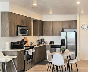 Resort style 1Kng & Twin Apt w/ Gym/ Pool/ Hot Tub - Image 3