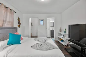 Sleeps 10, Safe area , Close to top attractions - Image 2