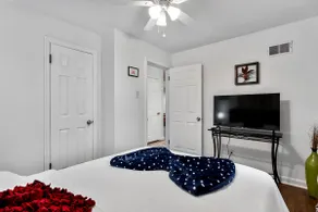 Sleeps 10, Safe area , Close to top attractions - Image 4