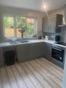 Bright 3-Bed Home w/ Free Parking – Near City - Image 2