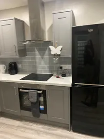 Bright 3-Bed Home w/ Free Parking – Near City - Image 3