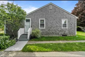 Beach Bungalow Near Newport - Image 2