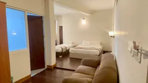Heart of MG Marg,5 bed,4 rooms, full kitchen, wifi - Image 2