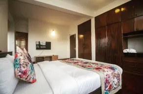 Heart of MG Marg,5 bed,4 rooms, full kitchen, wifi - Image 3