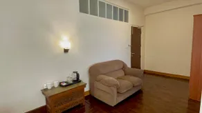 Heart of MG Marg,5 bed,4 rooms, full kitchen, wifi - Image 5