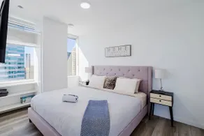 City Centre, Luxury Corner Suite, Near Rogers - Image 4