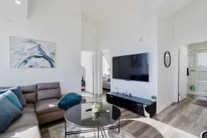 City Centre, Luxury Corner Suite, Near Rogers - Image 2