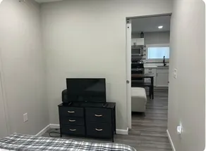 Yellow Door Apartment - Image 5