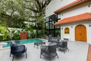 Six BR Luxe Villa w/Pool Near Beach - Image 2