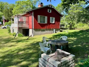 Vacation villa with fenced yard - Image 5