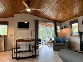 Rustic Riverside Lodge Plus Hot Tub. - Image 4