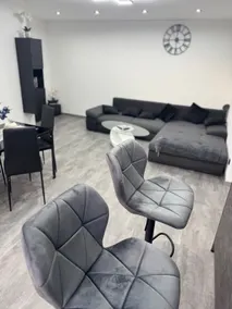 Modern luxury apartment with parking & Smart TV - Image 2
