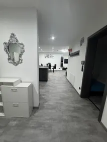Modern luxury apartment with parking & Smart TV - Image 4